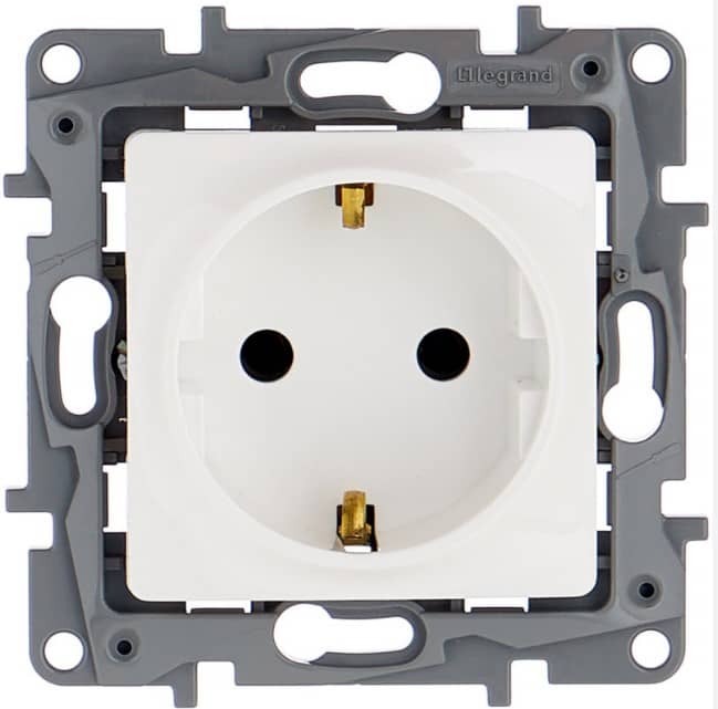 Розетка 1-м СП Etika 16А IP20 250В 2P+E с заземл. бел. Leg 672221 RS